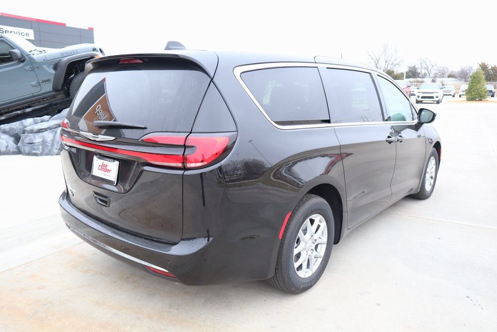 New 2026 Chrysler Pacifica Select FWD image 21
