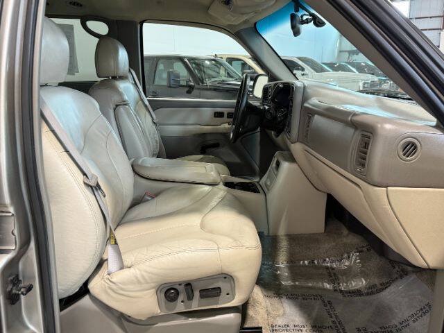 Used 2000 GMC Yukon XL 2500 SLT w/ SLT Marketing Opt Pkg AWD/4WD image 16