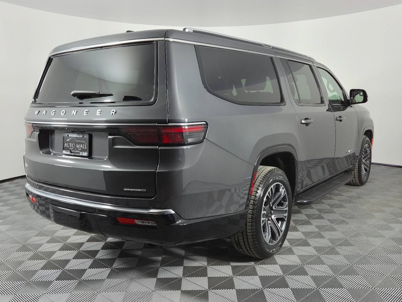 Used 2024 Jeep Wagoneer L Series II w/ Flexible Seating Group AWD/4WD image 7