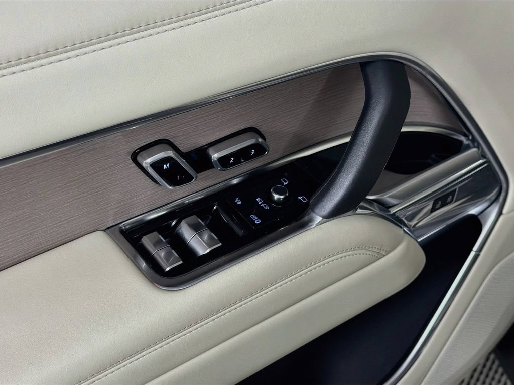 Certified 2025 Land Rover Range Rover SE AWD/4WD image 18