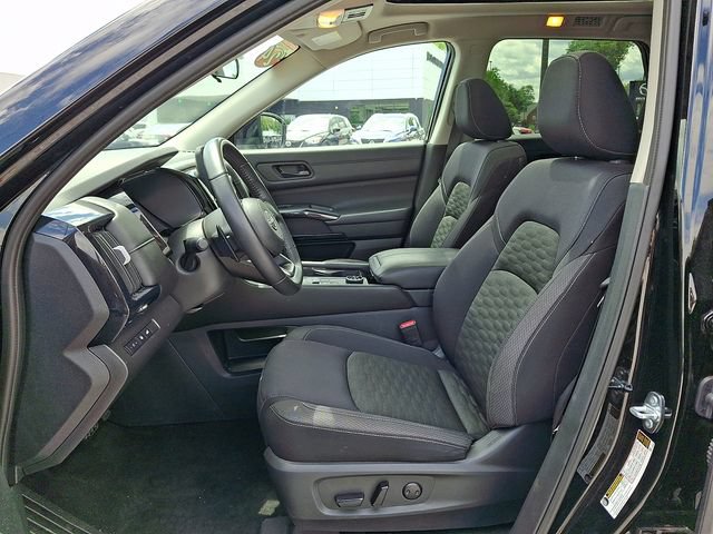 Used 2024 Nissan Pathfinder SV w/ SV Premium Package AWD/4WD image 16