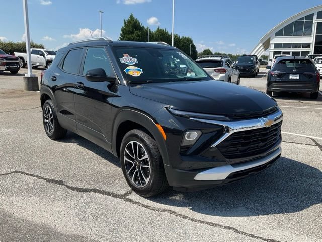 Used 2025 Chevrolet TrailBlazer LT AWD/4WD image 3