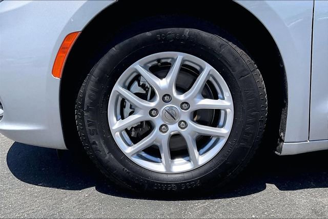 Used 2023 Chrysler Pacifica Touring-L FWD image 8