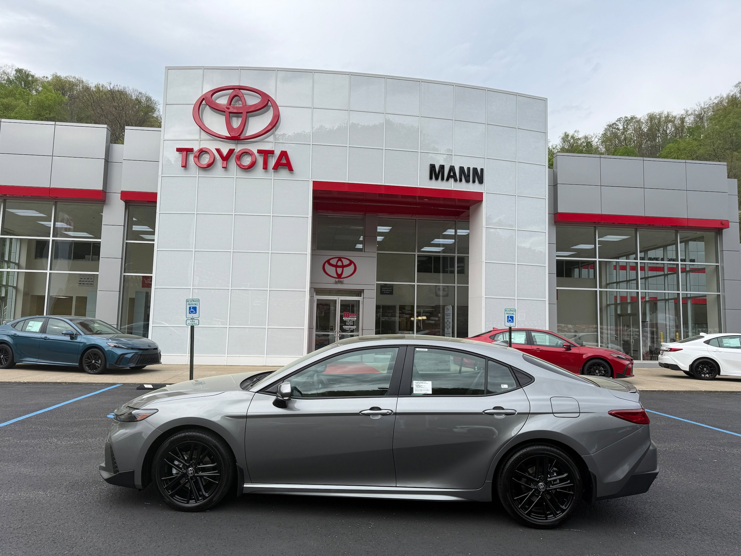 New 2026 Toyota Camry SE FWD image 1