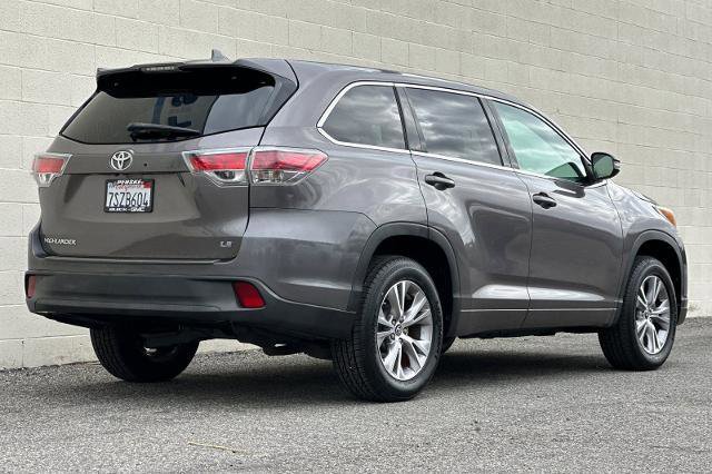 Used 2016 Toyota Highlander Plus w/ Preferred Accessory Package FWD image 4