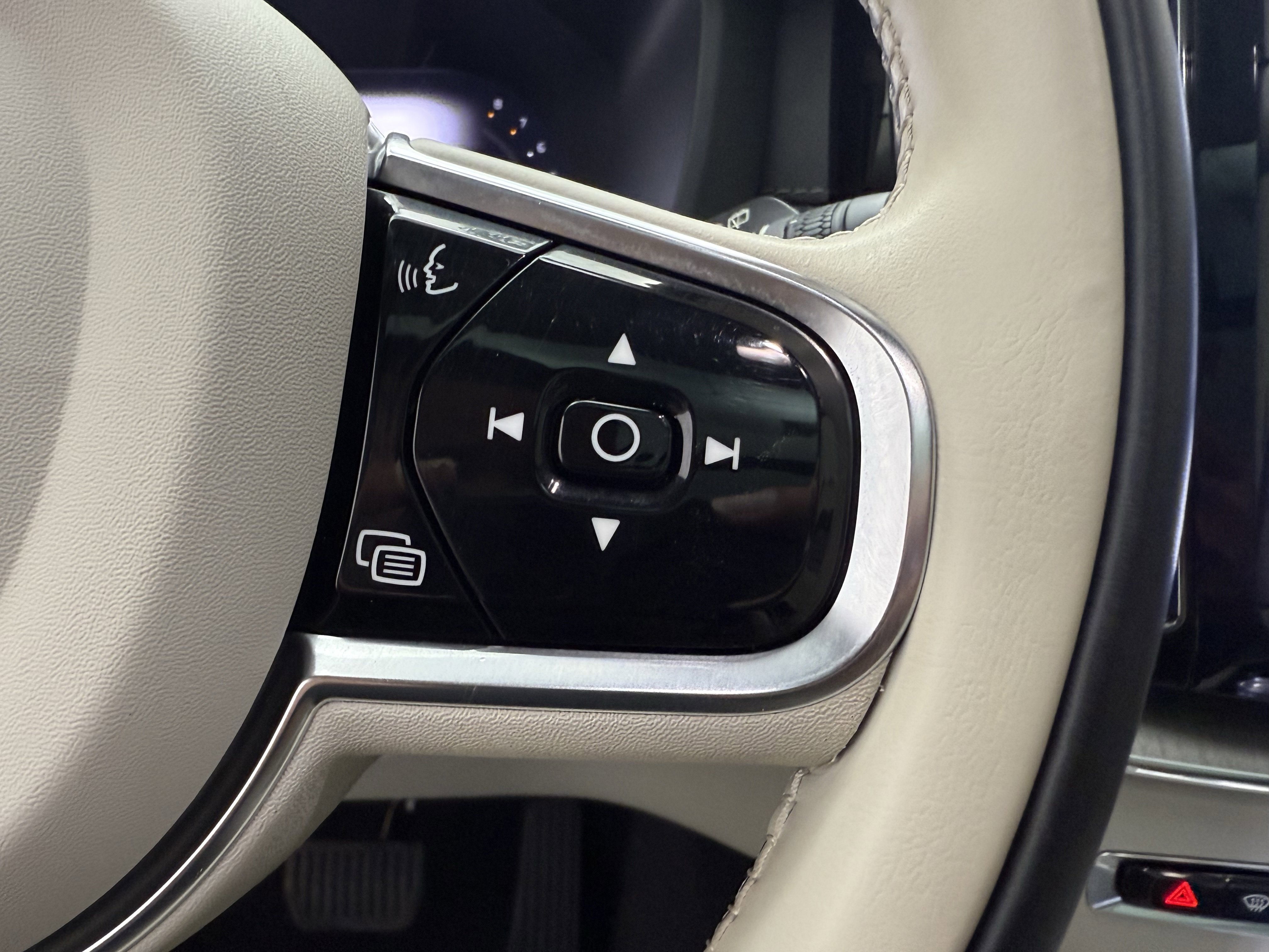 Used 2024 Volvo XC60 B5 Ultimate w/ Protection Package Premier image 18