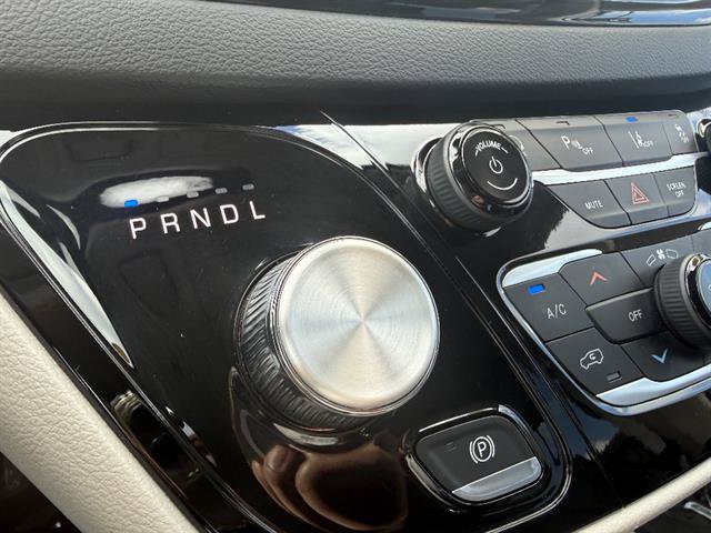 Used 2024 Chrysler Pacifica Touring-L FWD image 38