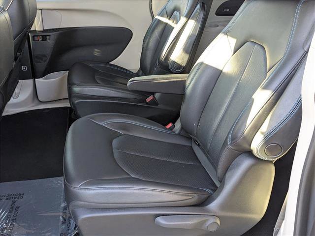 Used 2021 Chrysler Pacifica Touring-L image 17