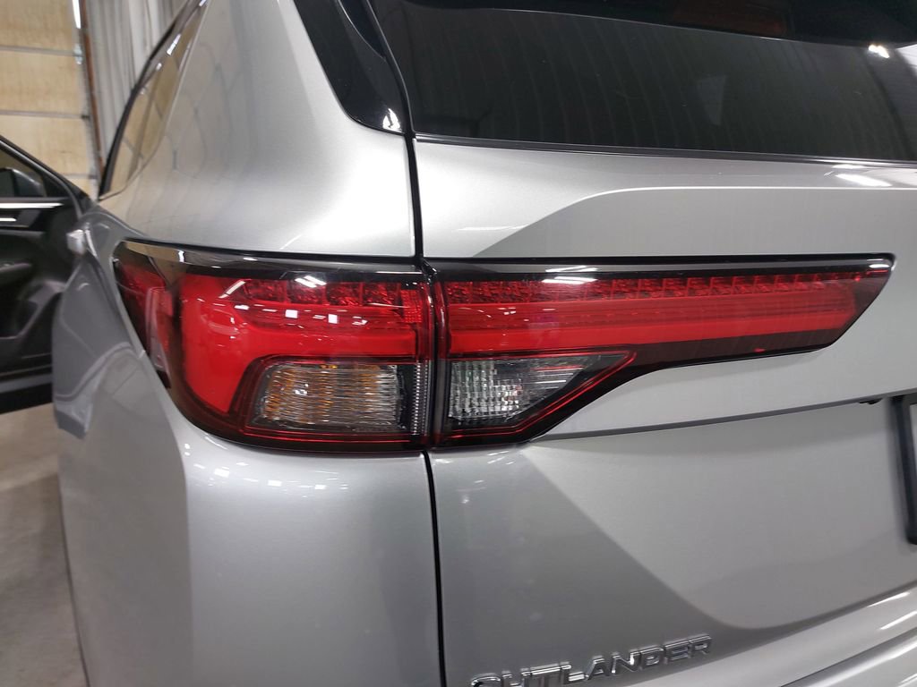 Used 2024 Mitsubishi Outlander SE image 35