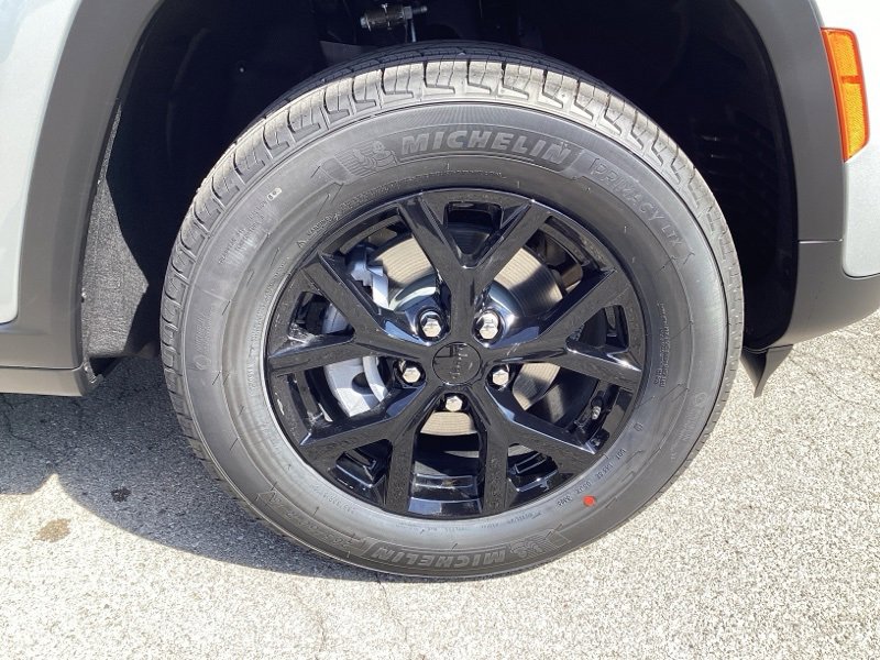 New 2025 Jeep Grand Cherokee Altitude image 9