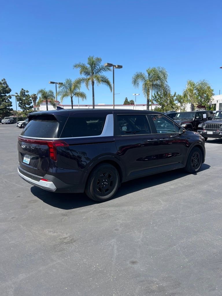 Used 2025 Kia Carnival FWD image 8
