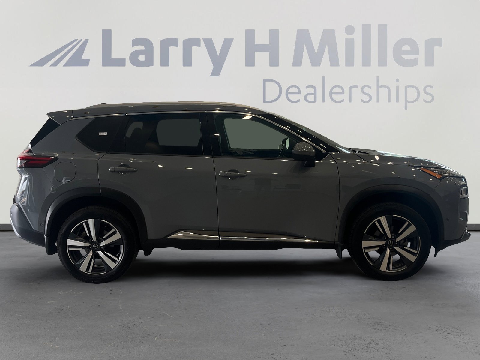 Used 2023 Nissan Rogue SL w/ SL Premium Package image 6