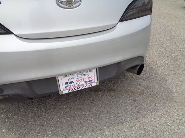 Used 2010 Hyundai Genesis 3.8 RWD image 12