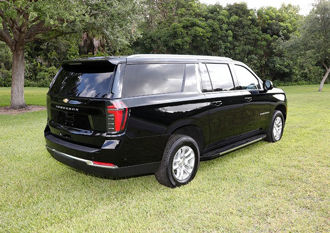 Used 2025 Chevrolet Suburban LS RWD image 3