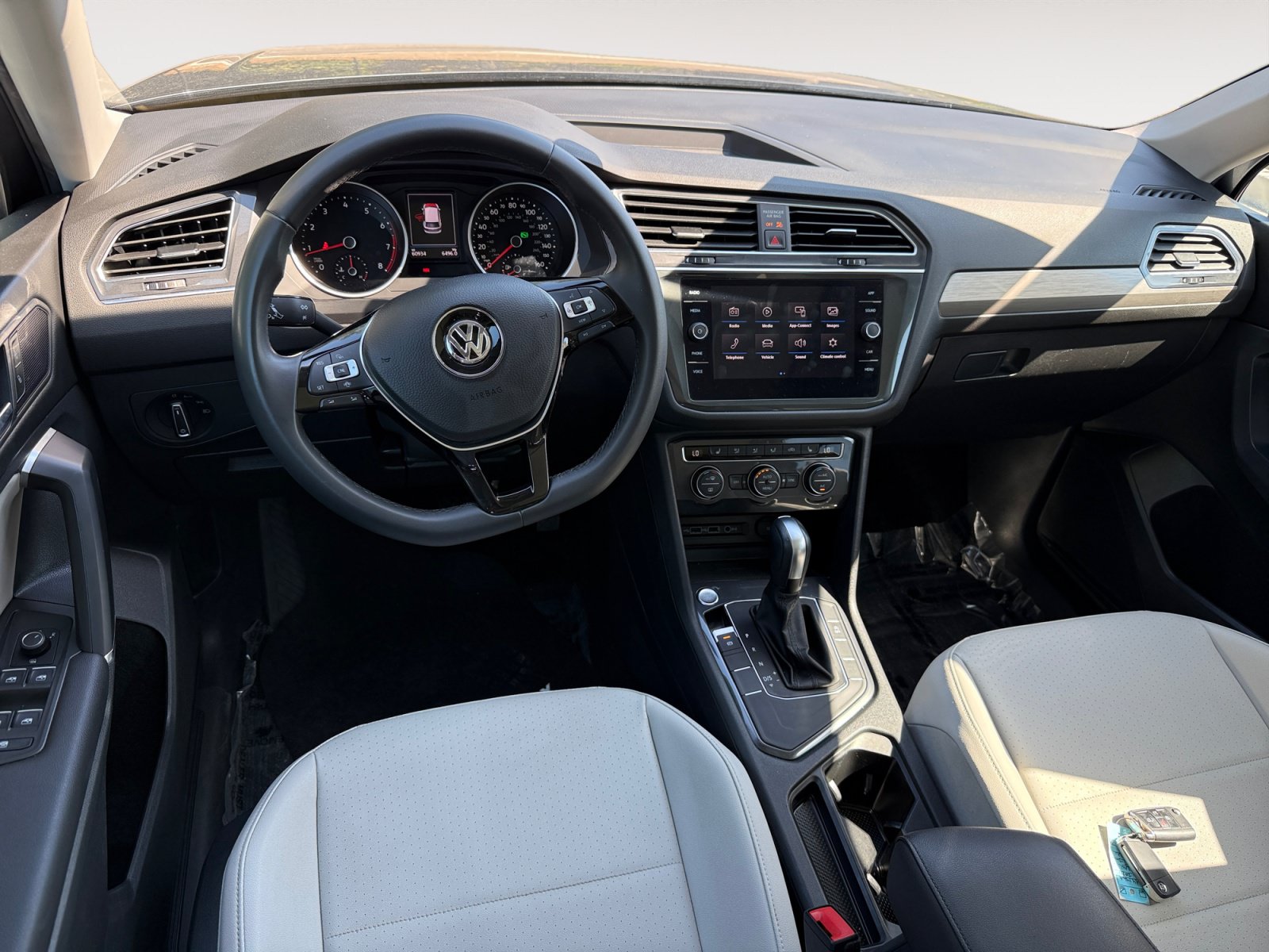 Used 2020 Volkswagen Tiguan SE w/ Panoramic Sunroof Package FWD image 15