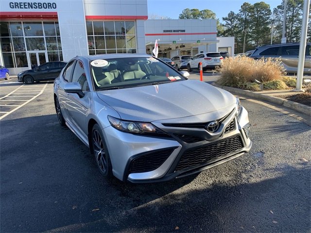 Used 2021 Toyota Camry SE image 2