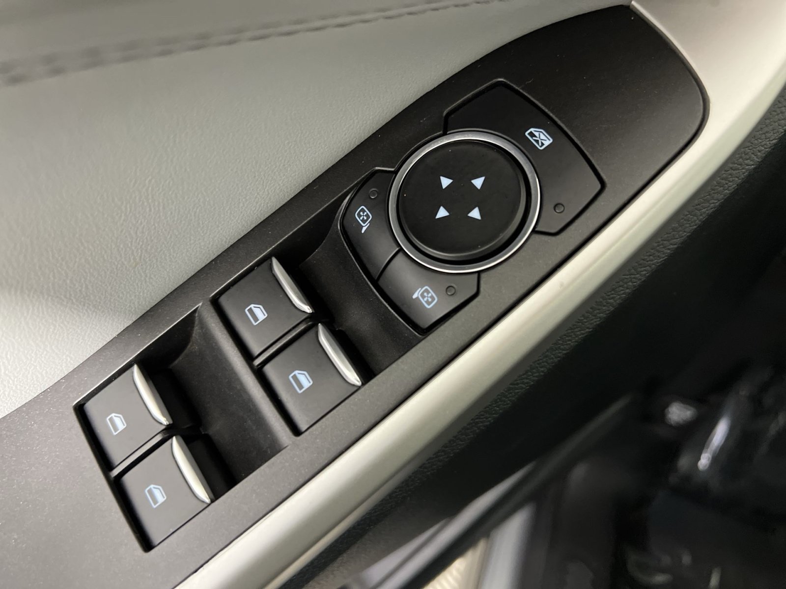 Used 2023 Ford Explorer XLT w/ Equipment Group 202A AWD/4WD image 15