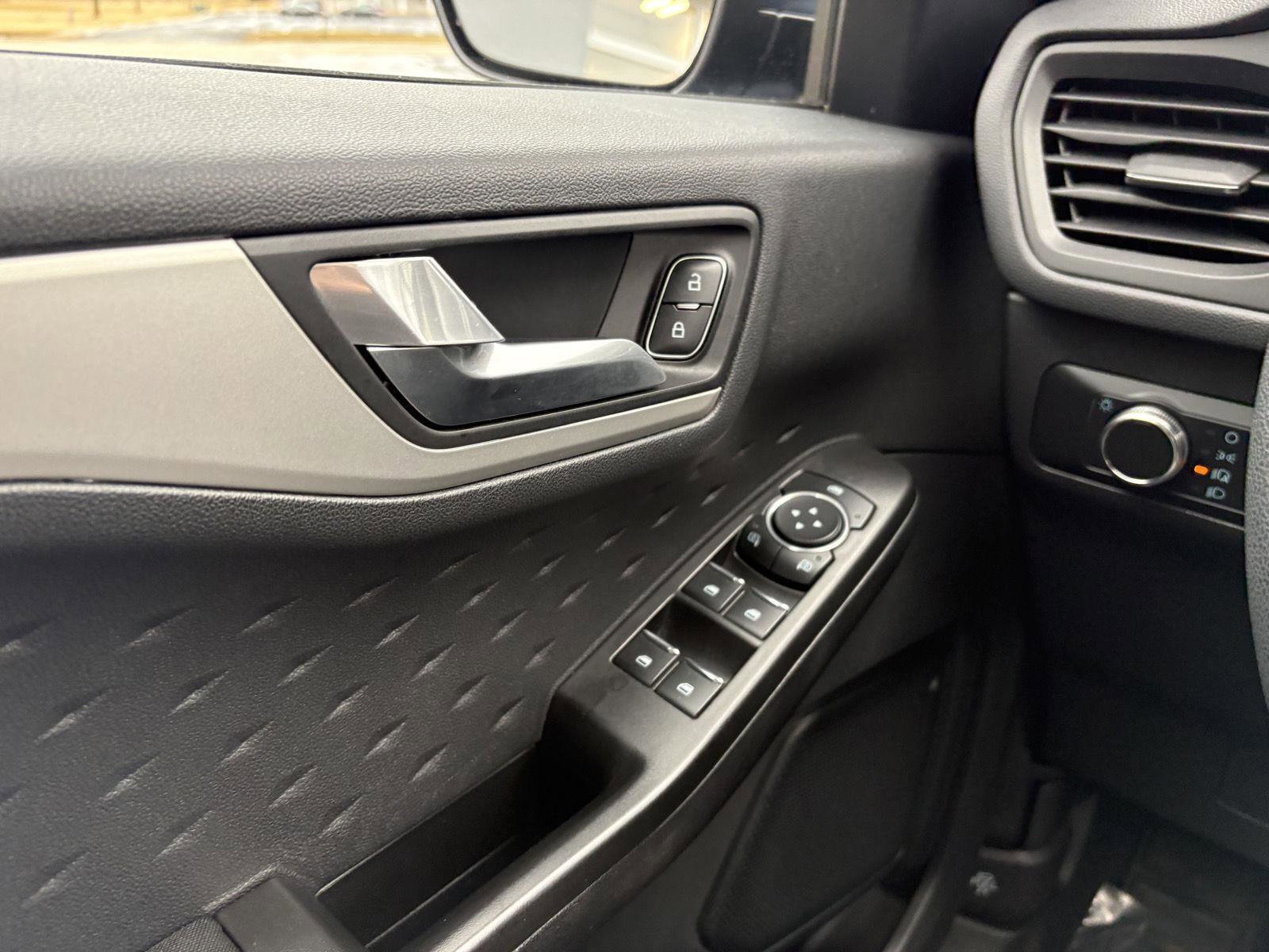 Used 2020 Ford Escape SE image 13