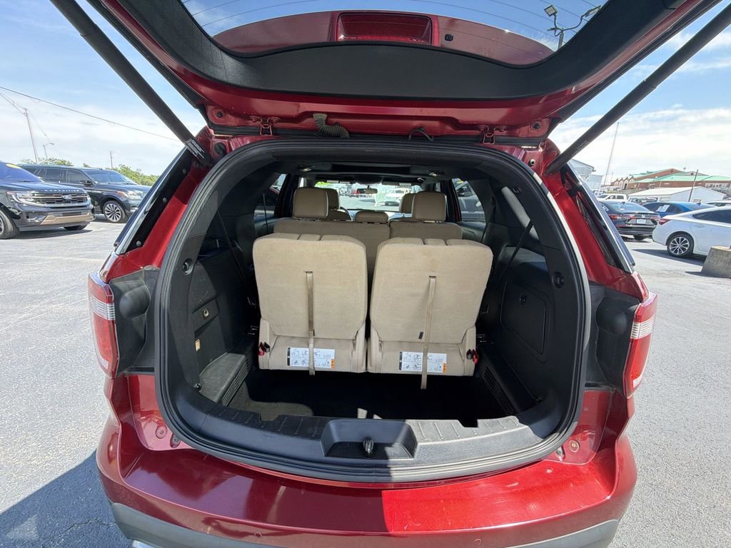 Used 2017 Ford Explorer XLT w/ Equipment Group 202A AWD/4WD image 31