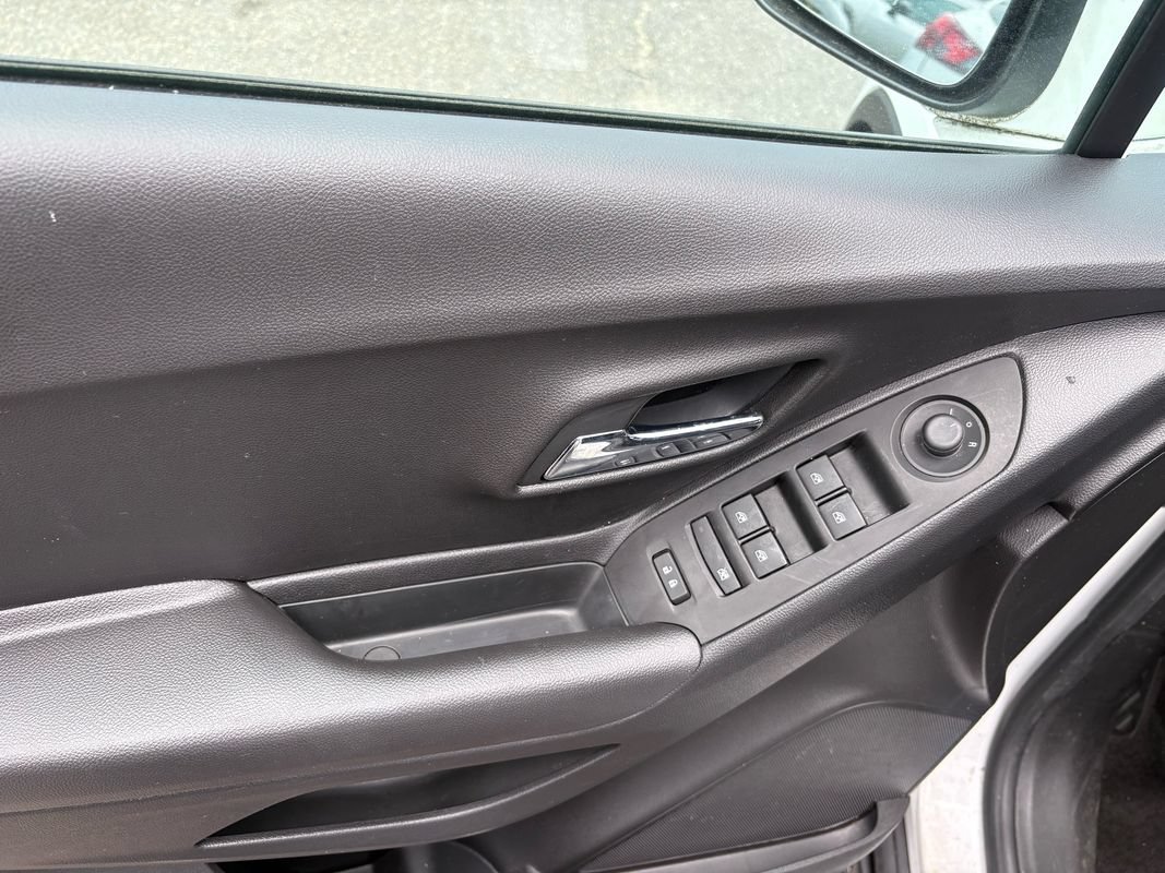 Used 2020 Chevrolet Trax LT w/ LT Convenience Package AWD/4WD image 16