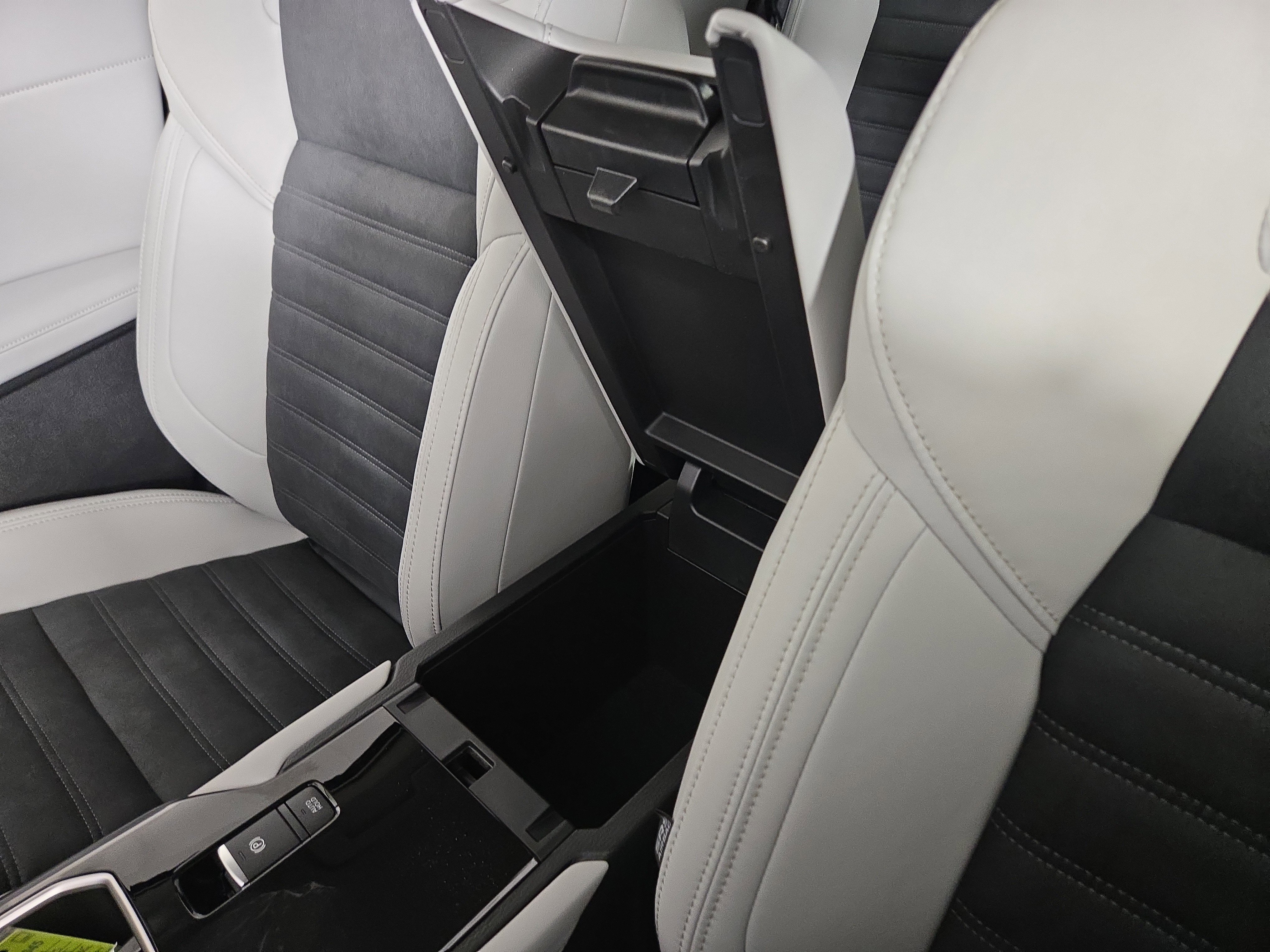 New 2026 Mitsubishi Outlander SE image 29