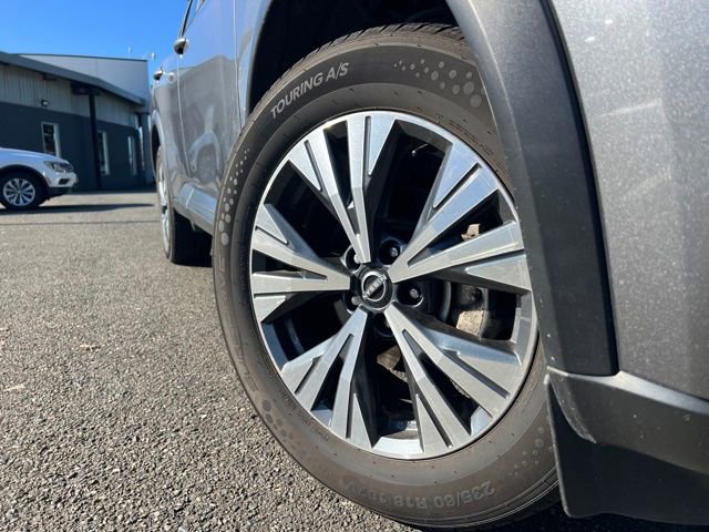 Used 2023 Nissan Rogue SV image 2