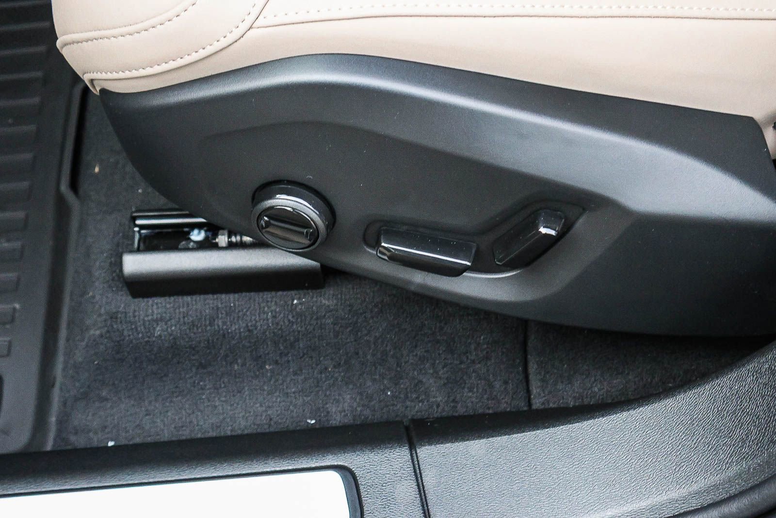 New 2026 Volvo XC60 T8 Plus w/ Protection Package Premier image 30
