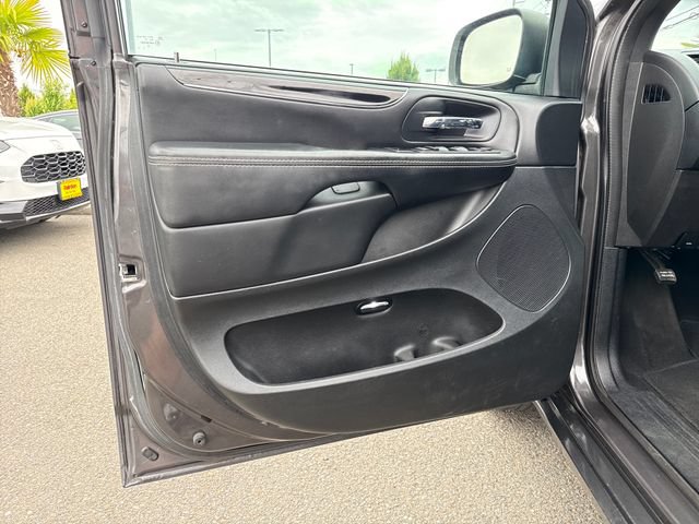 Used 2016 Dodge Grand Caravan SXT FWD image 16