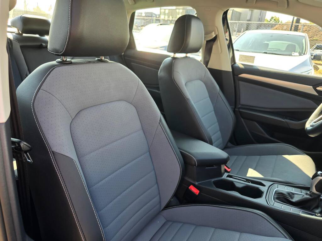 Certified 2025 Volkswagen Jetta SE FWD image 11