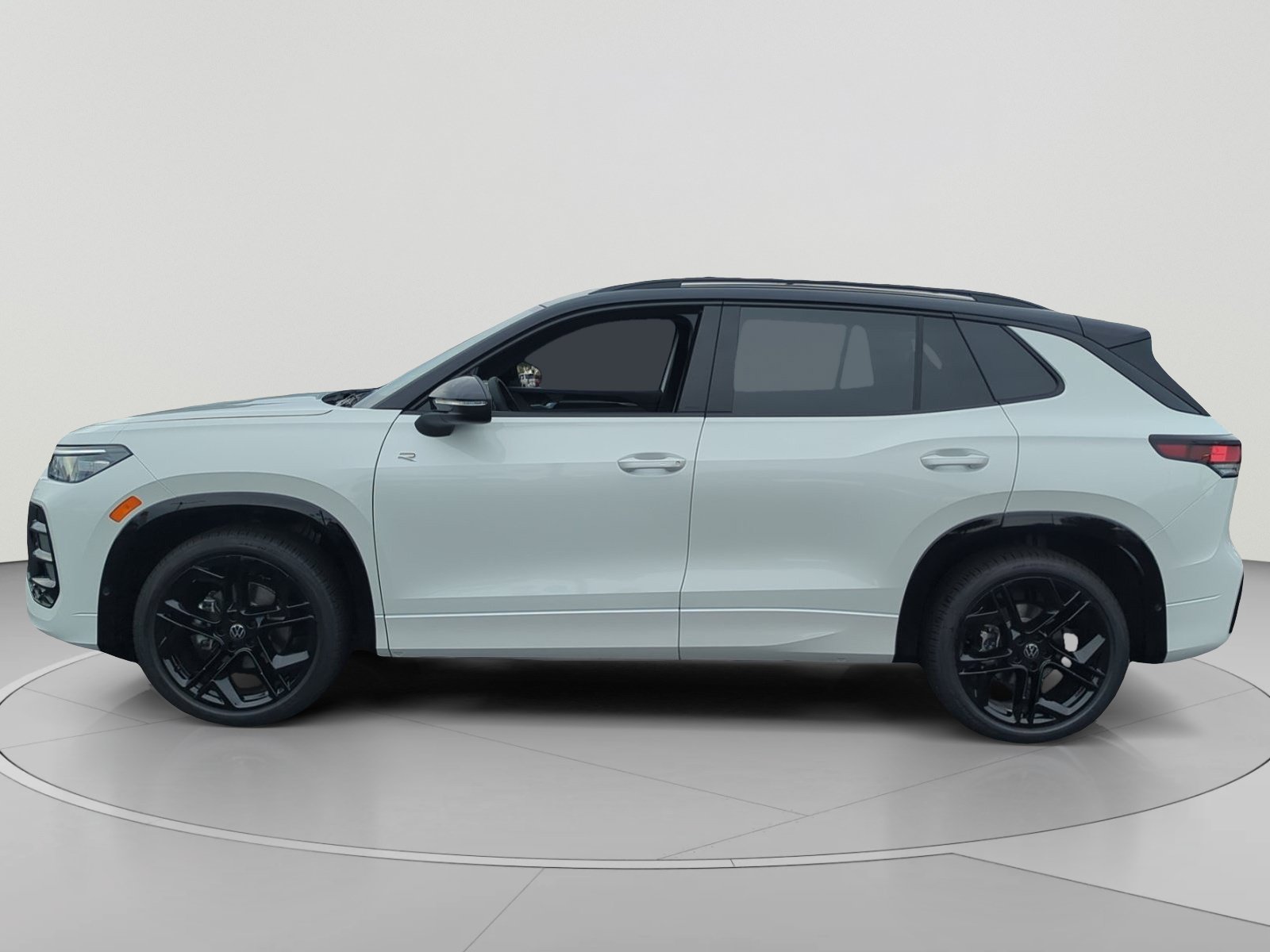 New 2026 Volkswagen Tiguan SE R-Line FWD image 2