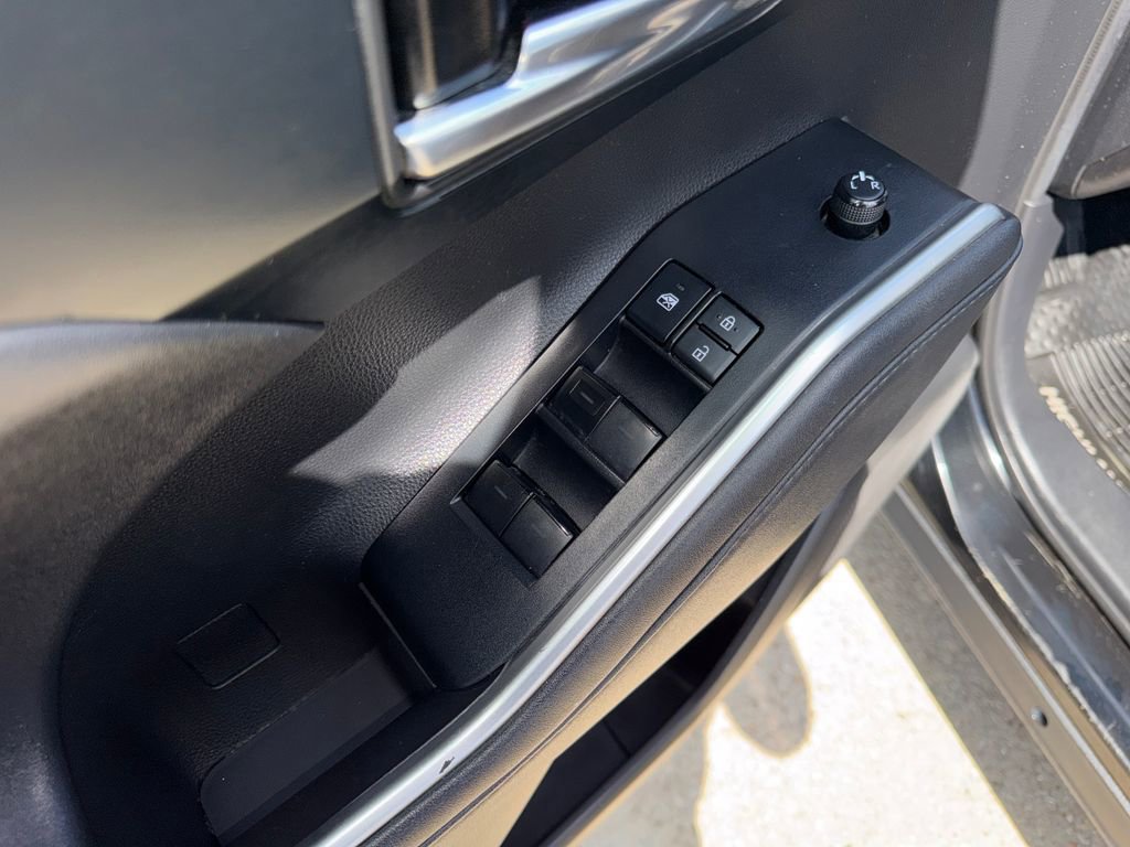 Used 2020 Toyota Highlander XLE FWD image 24