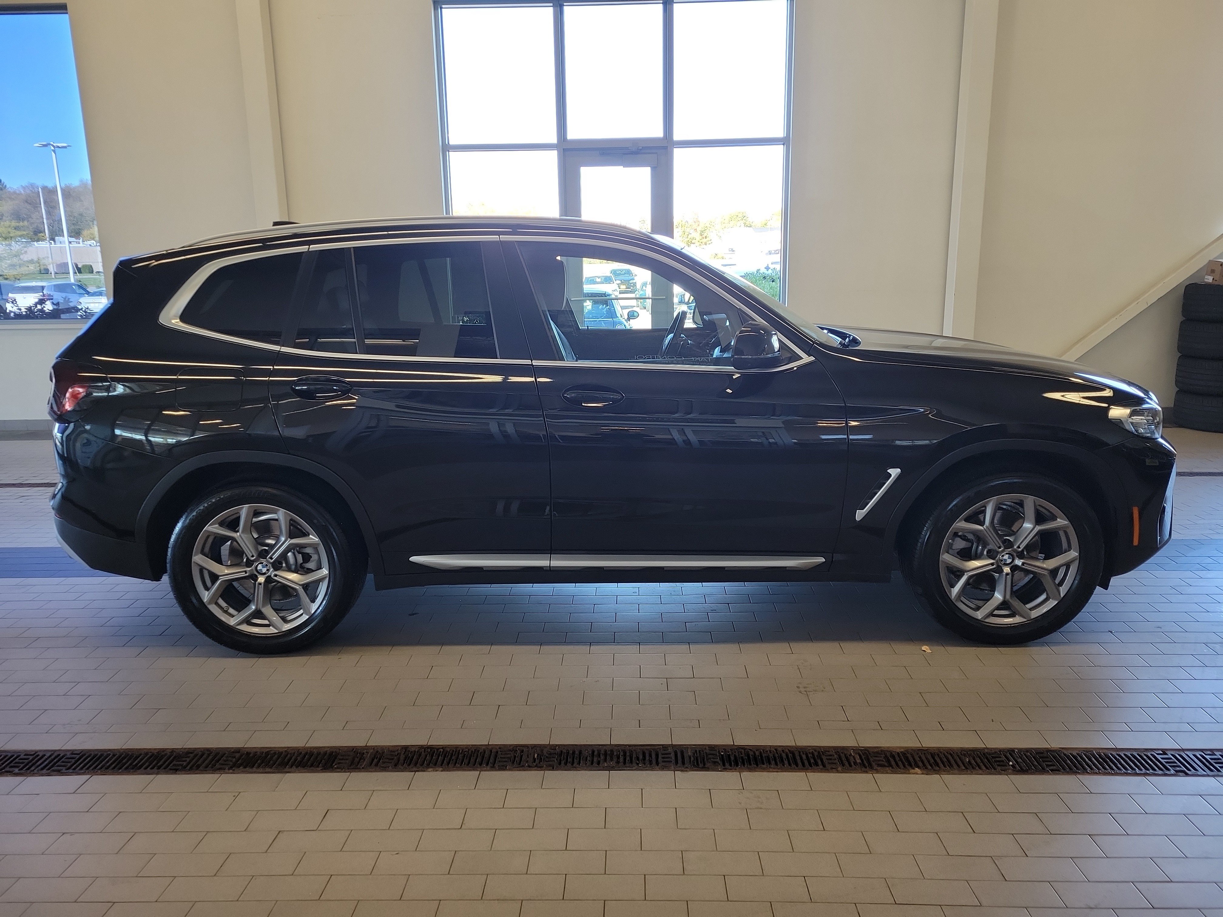 Used 2024 BMW X3 xDrive30i w/ Premium Package w/ZPA AWD/4WD image 4