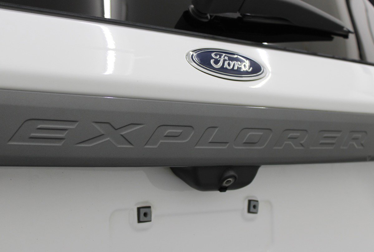 Used 2021 Ford Explorer XLT w/ Equipment Group 202A AWD/4WD image 32