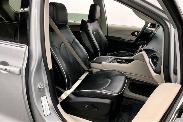 Used 2024 Chrysler Pacifica Limited image 8