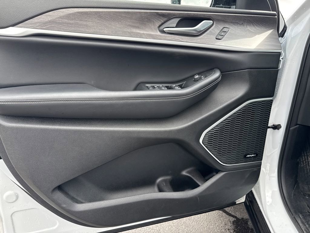 Used 2023 Jeep Grand Cherokee 4WD 4xe image 12