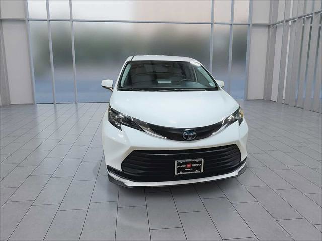 Certified 2021 Toyota Sienna LE FWD image 3