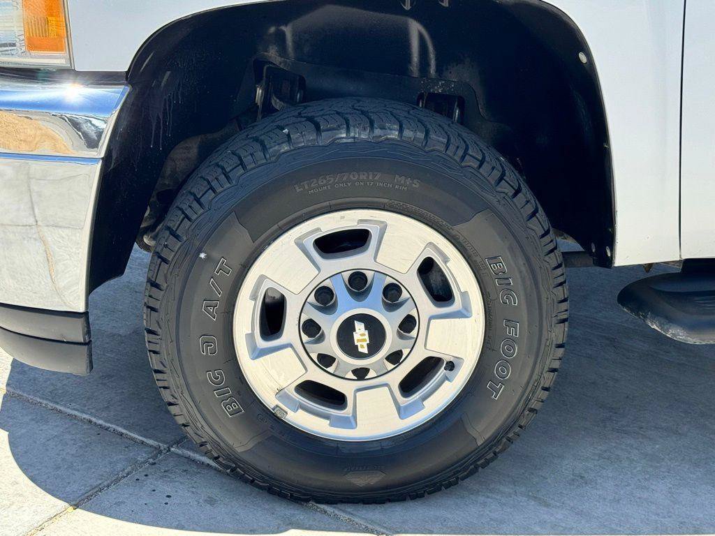 Used 2011 Chevrolet Silverado 2500 LT w/ Interior Plus Package AWD/4WD image 10