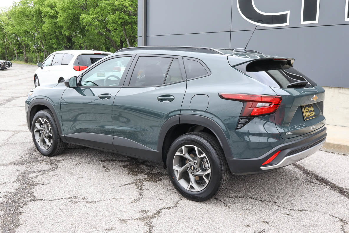 Used 2025 Chevrolet Trax LT FWD image 6