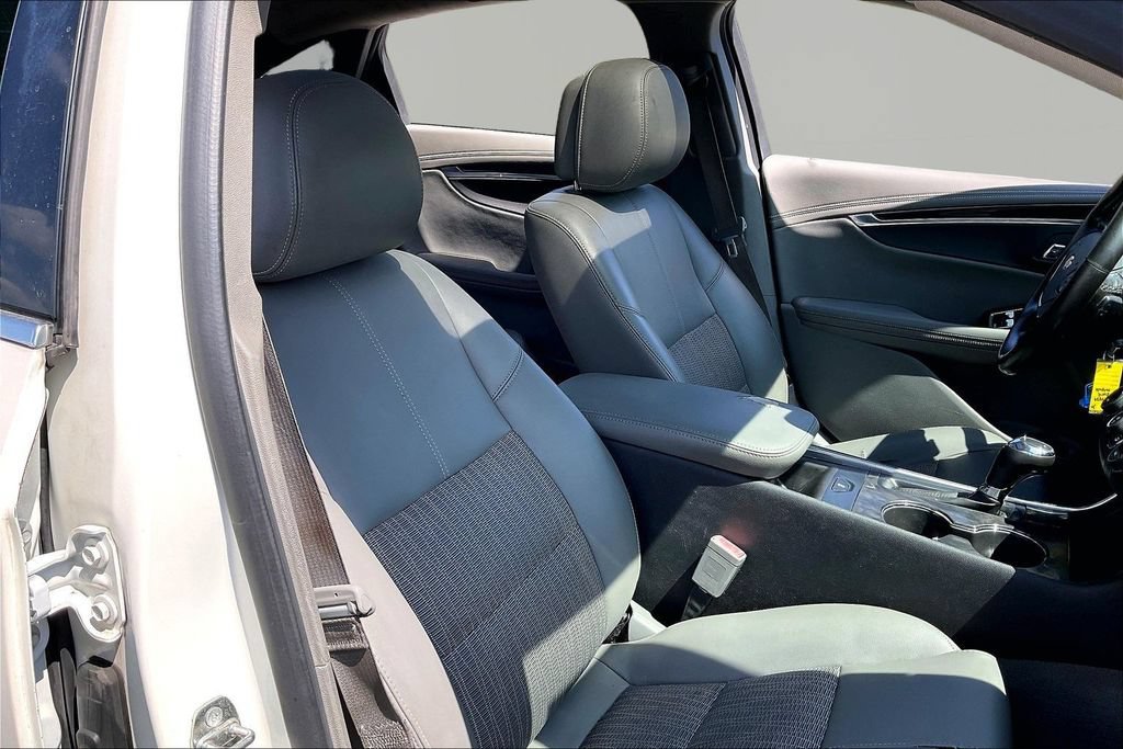 Used 2014 Chevrolet Impala LT w/ Convenience Package FWD image 32