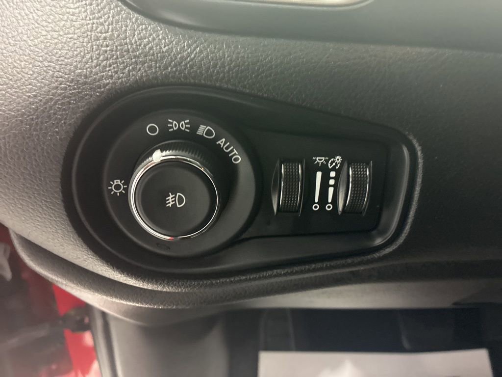 Used 2023 Jeep Renegade Latitude AWD/4WD image 19