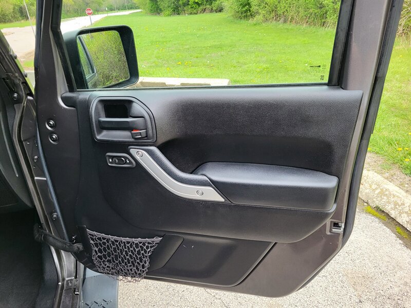 Used 2014 Jeep Wrangler Unlimited Sahara w/ Dual Top Group AWD/4WD image 27