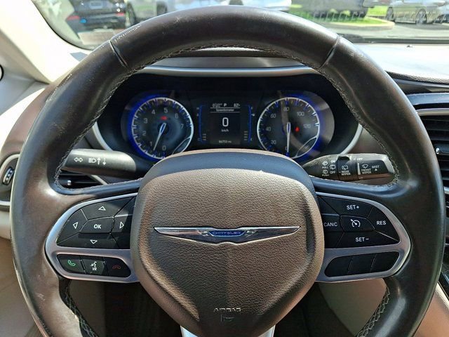 Used 2017 Chrysler Pacifica Touring-L w/ Tire & Wheel Group FWD image 24