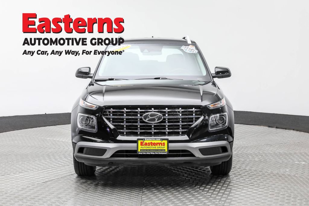 Used 2022 Hyundai Venue SEL image 2