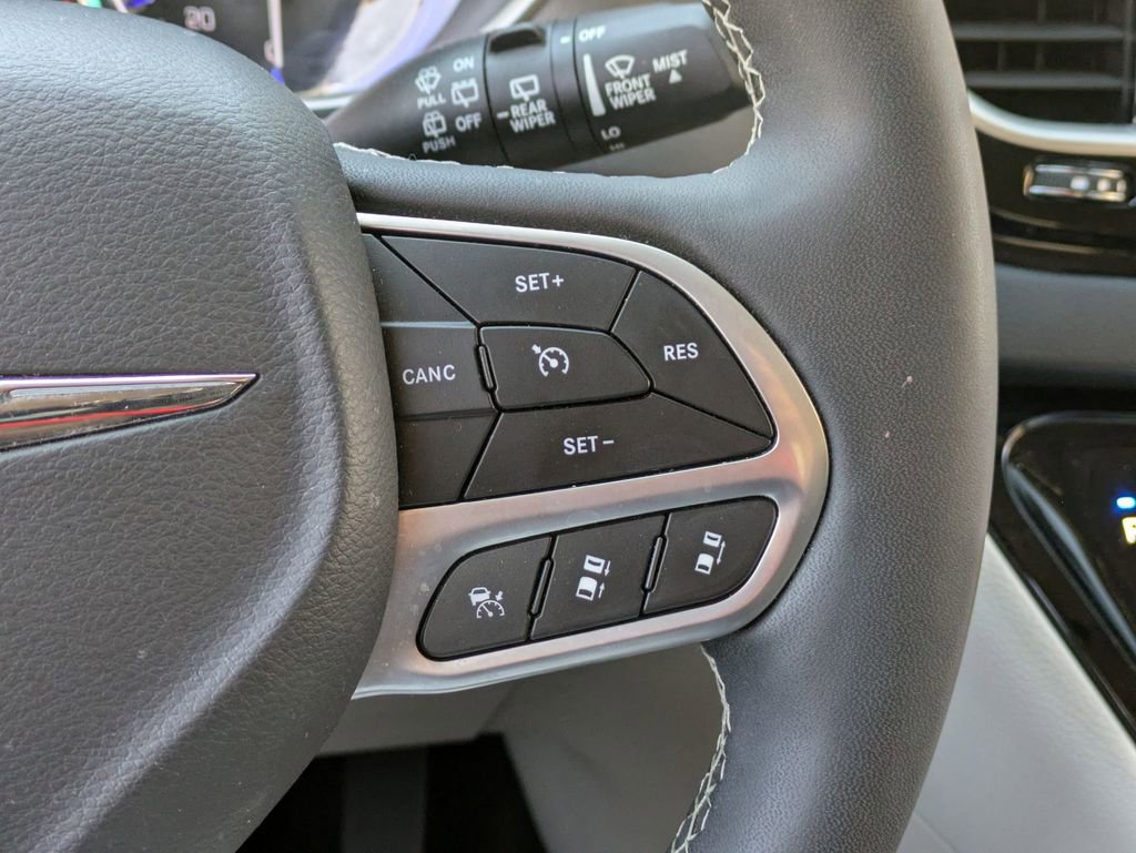 Used 2024 Chrysler Pacifica Touring-L FWD image 21
