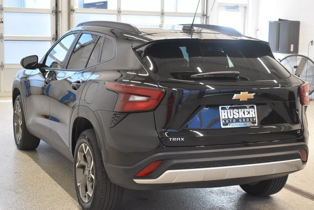 Used 2025 Chevrolet Trax LT FWD image 10