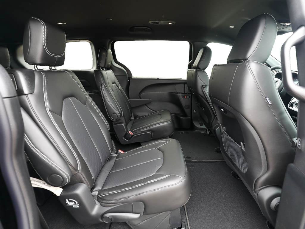 New 2027 Chrysler Pacifica Select AWD/4WD image 19