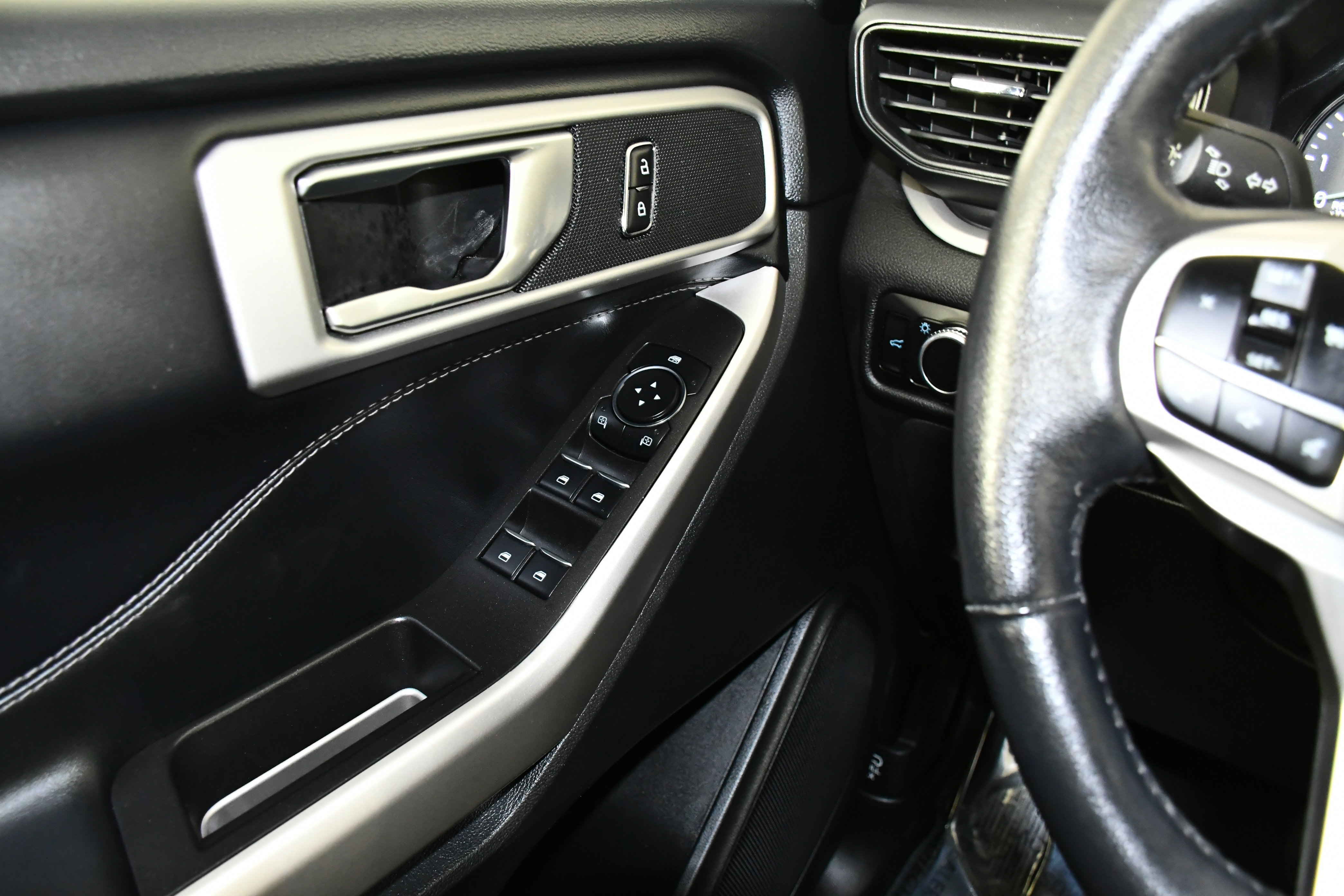 Used 2023 Ford Explorer XLT image 32