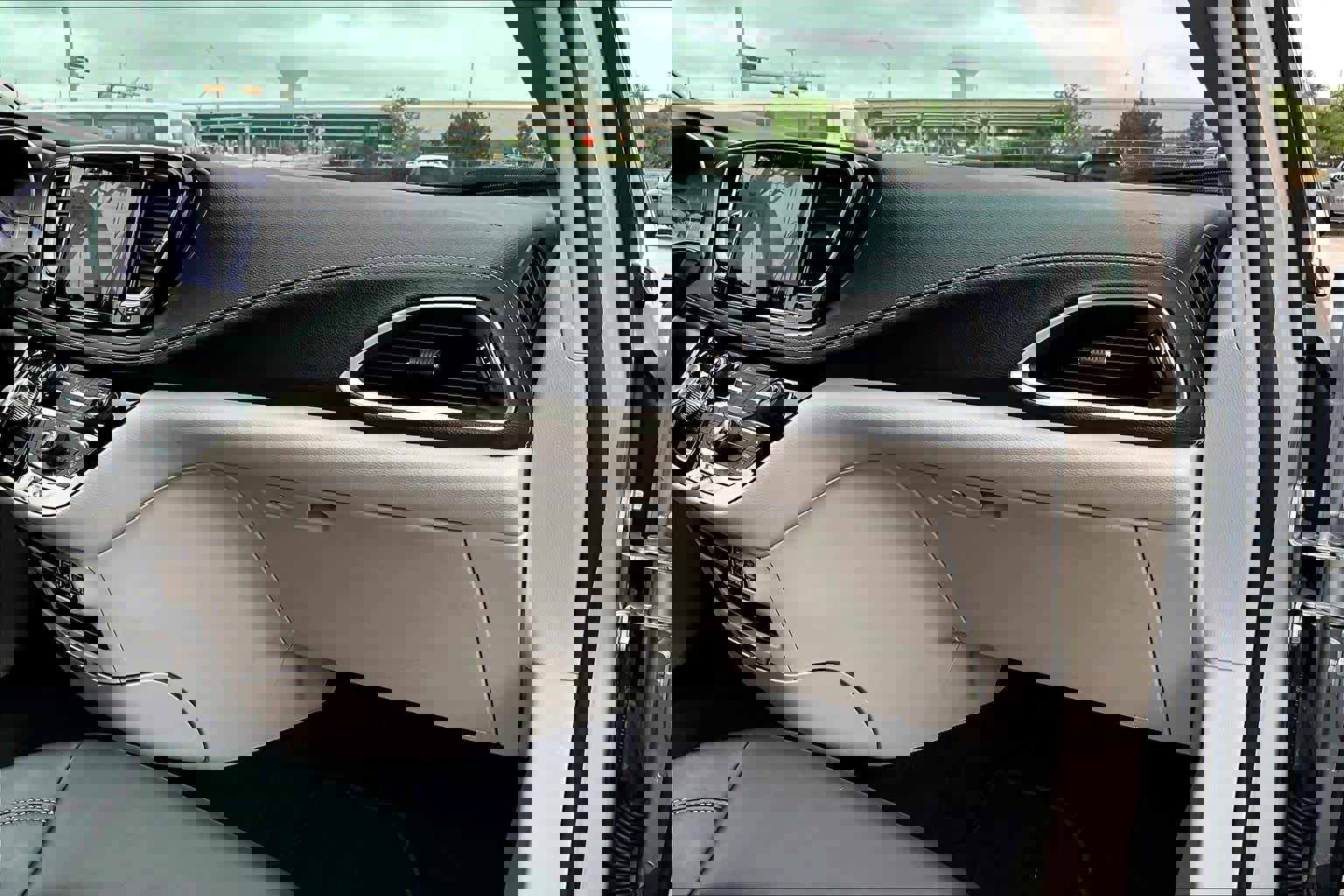 Used 2023 Chrysler Pacifica Touring-L image 19