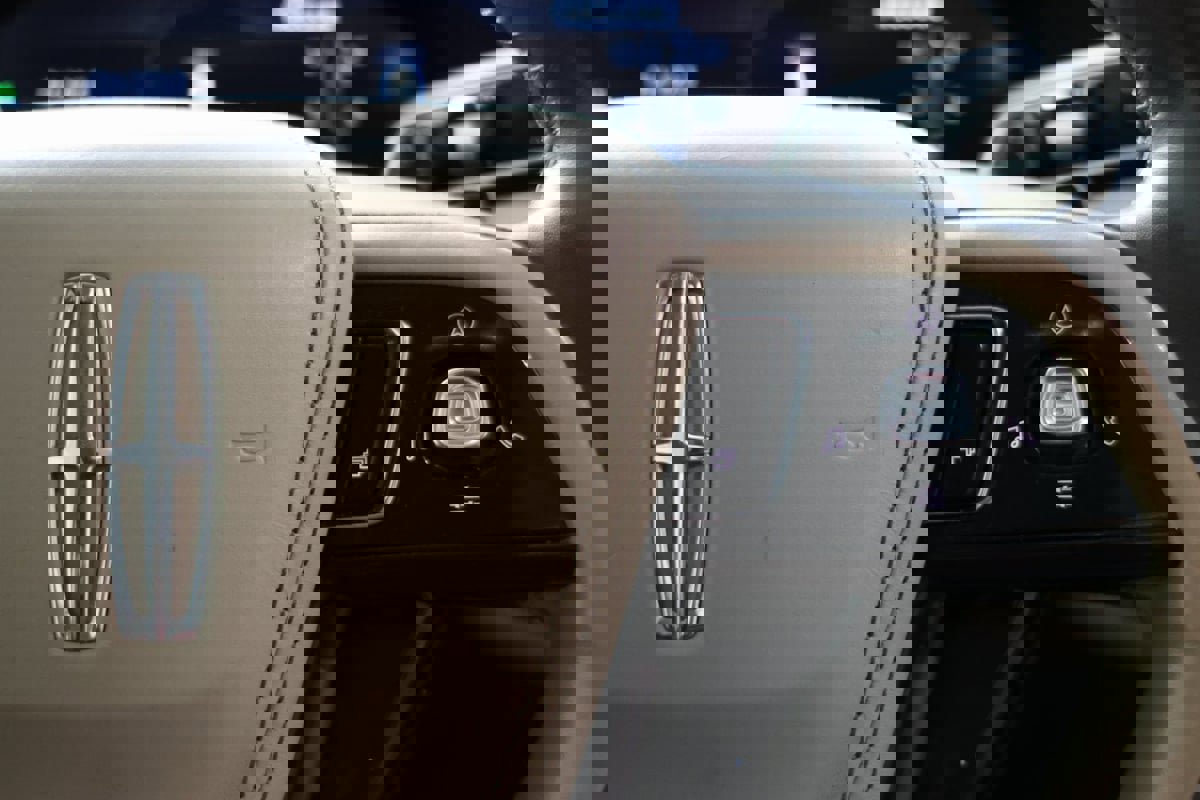 Used 2021 Lincoln Aviator Reserve w/ Class IV Trailer Tow Package image 28