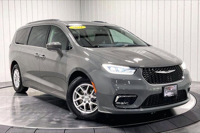 Used 2021 Chrysler Pacifica Touring-L w/ Uconnect Theater Family Group FWD image 3